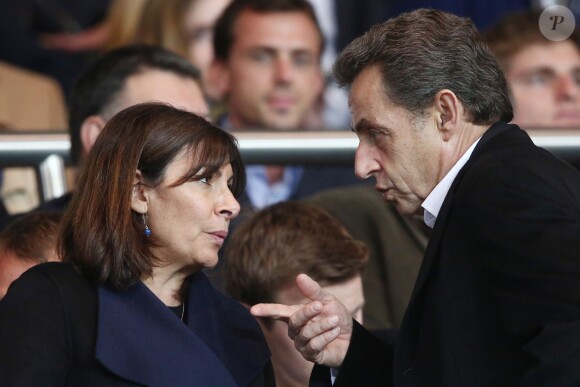 Anne Hidalgo et Nicolas Sarkozy - People assistent à la demi-finale de la coupe de France entre le PSG et Saint-Etienne au Parc des Princes à Paris le 8 avril 2015.