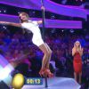 Nabilla en plein concours de pole-dance face à Enora Malagré, dans L'Oeuf ou la Poule sur D8, le jeudi 9 avril 2015.