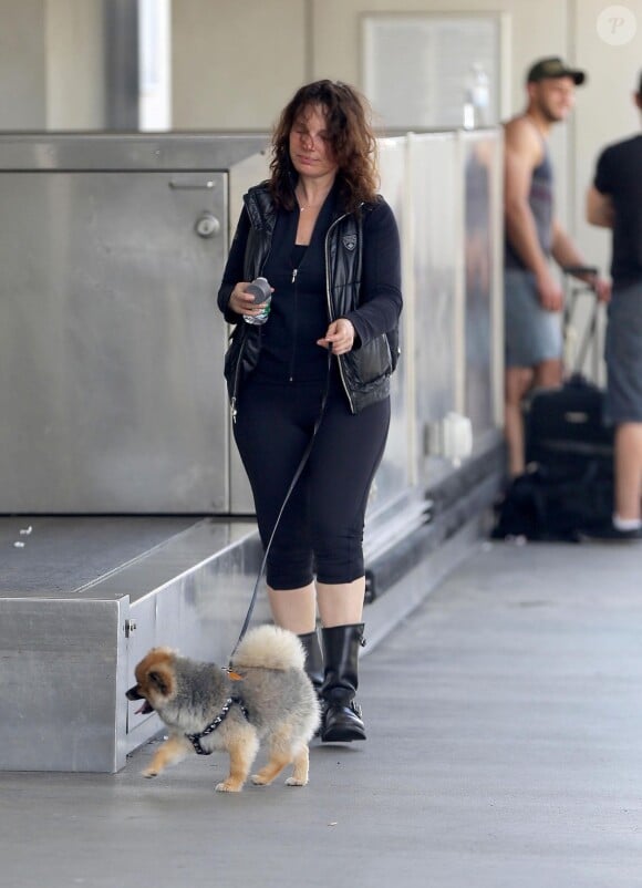 Fran Drescher, 100% naturel, promène son chien dans les rues de New York. Le 28 juin 2014.