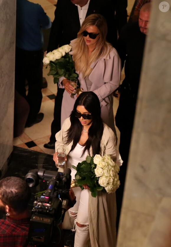 Exclusif - Kim et Khloé Kardashian arrivent à l'hôtel Armenia Marriott. Erevan, le 8 avril 2015.