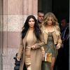Kim et Khloé Kardashian quittent l'hôtel Armenia Marriott. Erevan, le 9 avril 2015.