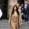 Kim et Khloé Kardashian quittent l'hôtel Armenia Marriott. Erevan, le 9 avril 2015.