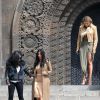 Kara, Kim et Khloé Kardashian visitent la statue Mère Arménie, au Victory Park. Erevan, le 9 avril 2015.