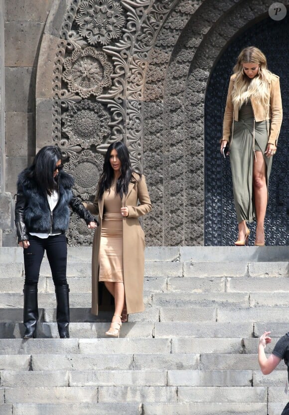Kara, Kim et Khloé Kardashian visitent la statue Mère Arménie, au Victory Park. Erevan, le 9 avril 2015.