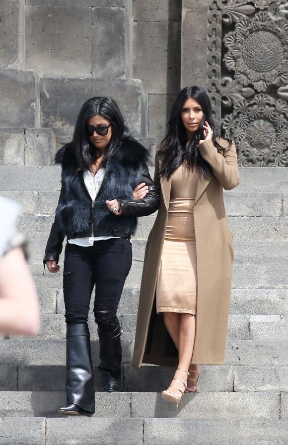 Kara et Kim Kardashian visitent la statue Mère Arménie, au Victory Park. Erevan, le 9 avril 2015.