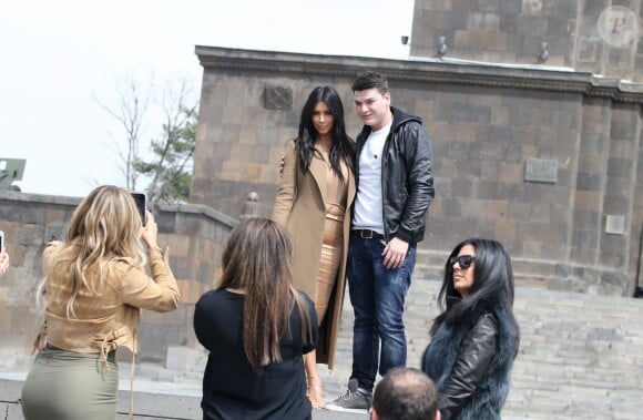 Kim, Khloé, Kourtni et Kara Kardashian visitent la statue Mère Arménie, au Victory Park. Erevan, le 9 avril 2015.