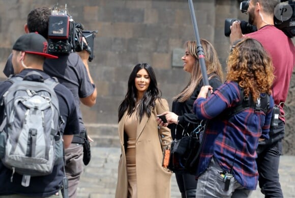 Kim et Kourtni Kardashian visitent la statue Mère Arménie, au Victory Park. Erevan, le 9 avril 2015.
