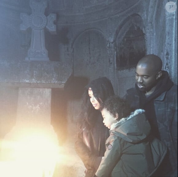 Kim Kardashian, Kanye West et leur fille North visitent le monastère de Gherart, près du village de Goght, en Arménie. Le 9 avril 2015.