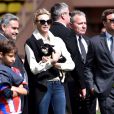 La princesse Charlène de Monaco porte son chien "Monté" (comme Monte Carlo) en compagnie de son frère Gareth lors de la 5e édition du "Tournoi Sainte-Dévote" organisé par la Fondation Princesse Charlène de Monaco et la Fédération Monégasque de Rugby au Stade Louis II à Monaco, le samedi 11 avril 2015.