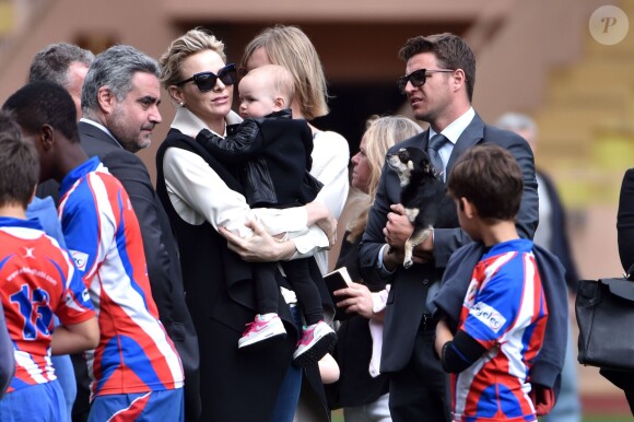 La princesse Charlène de Monaco porte sa nièce Kaia, la fille de son frère Gareth, lors de la 5e édition du "Tournoi Sainte-Dévote" organisé par la Fondation Princesse Charlène de Monaco et la Fédération Monégasque de Rugby au Stade Louis II à Monaco, le samedi 11 avril 2015.
