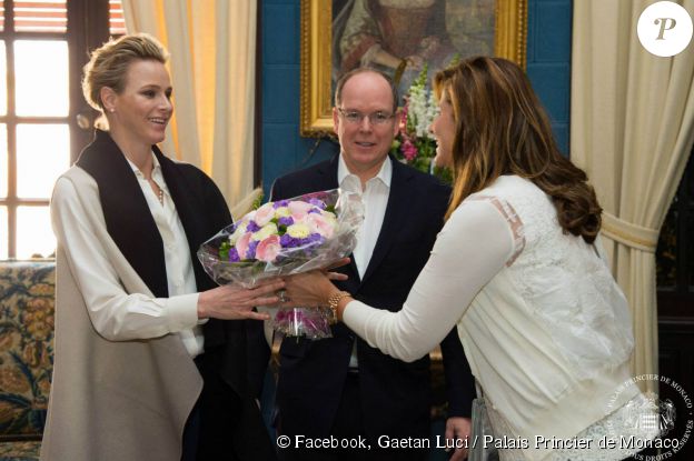 Charlene et Albert de Monaco ont invité Roger Federer et son épouse Mira à déjeuner au Palais princier de Monaco le samedi 11 avril 2015.