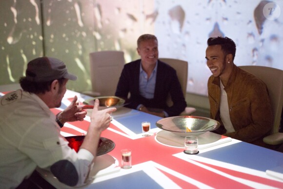 Lewis Hamilton fait découvrir à David Coulthard son Shanghai, en marge du Grand Prix de Chine qui se disputait le 12 avril 2015