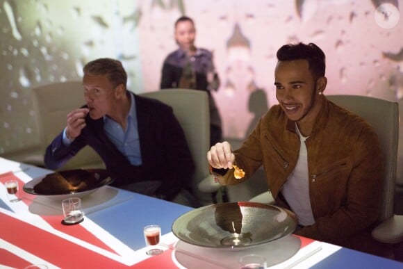 Lewis Hamilton fait découvrir à David Coulthard le restaurant Ultraviolet dans le cadre de la mini série réalisée par Hugo Boss Votre ville, votre coup de coeur, votre style à Shanghai, en marge du Grand Prix de Chine qui se disputait le 12 avril 2015