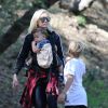 La chanteuse Gwen Stefani et son mari Gavin Rossdale profite d'une balade matinale avec Zuma et Apollo à  Beverly hills, Los Angeles, le 10 avril 2015