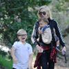La chanteuse Gwen Stefani et son mari Gavin Rossdale profite d'une balade matinale avec Zuma et Apollo à Beverly hills, Los Angeles, le 10 avril 2015