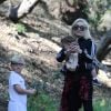 La chanteuse Gwen Stefani et son mari Gavin Rossdale profite d'une balade matinale avec Zuma et Apollo à  Beverly hills, Los Angeles, le 10 avril 2015