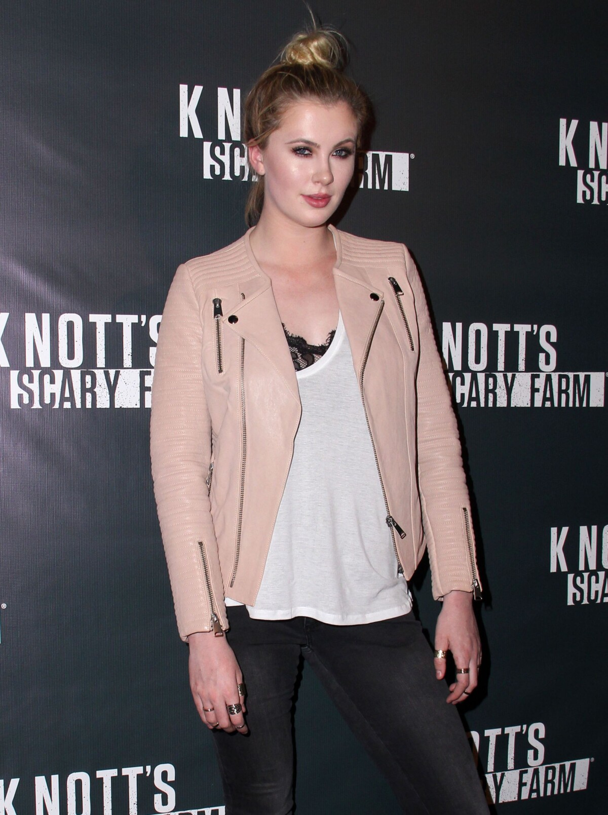 Vidéo : Ireland Baldwin à l'ouverture du "the Knotts Scary Farm