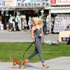 Ireland Baldwin à Venice Beach avec son chien Hops, le 5 février 2015