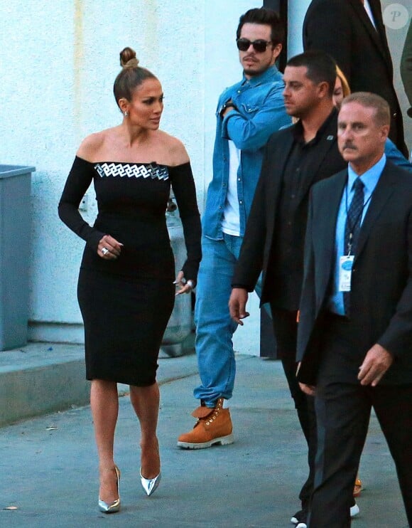 Jennifer Lopez et Casper Smart à la sortie du plateau de 'American Idol' à Hollywood. Le 8 avril 2015.