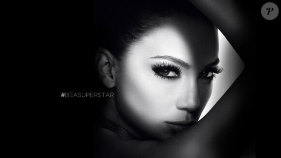 Jennifer Lopez, égérie de L'Oréal Paris, prête son visage au mascara Faux Cils Superstar de la marque française.