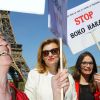 Valérie Trierweiler au rassemblement au Champ-de-Mars à Paris le 14 Avril 2015 pour les 219 lycéennes enlevées par Boko Haram il y a un an.