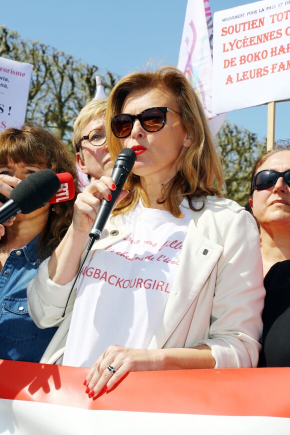 Valérie Trierweiler assiste au rassemblement au Champ-de-Mars à Paris le 14 Avril 2015 pour les 219 lycéennes enlevées par Boko Haram il y a un an. 
