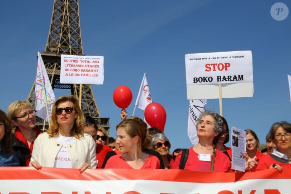 Valérie Trierweiler au rassemblement au Champ-de-Mars à Paris le 14 Avril 2015 pour les 219 lycéennes enlevées par Boko Haram il y a un an.  