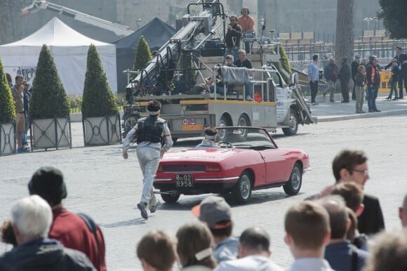 L'acteur et réalisateur Ben Stiller en action sur le tournage de Zoolander 2, Via Dei Fiori Imperiali, Rome, le 15 avril 2015. Le jeune Cyrus Arnold le poursuit.