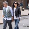 George Clooney reçoit la visite de sa femme Amal Clooney et leurs deux chiens sur le tournage de Money Monster à New York le 12 avril 2015.