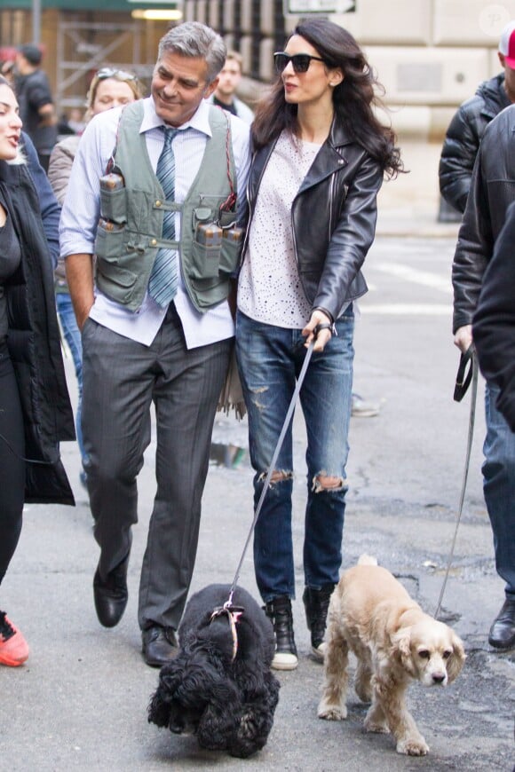George Clooney soutenu par sa femme Amal Clooney sur le tournage de Money Monster à New York le 12 avril 2015.