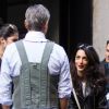 George Clooney reçoit la visite de sa femme Amal Clooney et leurs deux chiens sur le tournage de Money Monster à New York le 12 avril 2015.
