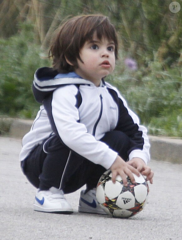 Milan Piqué, le fils de la chanteuse Shakira et de Gerard Piqué, commence déjà à jouer au foot à Barcelone, le 3 avril 2005.