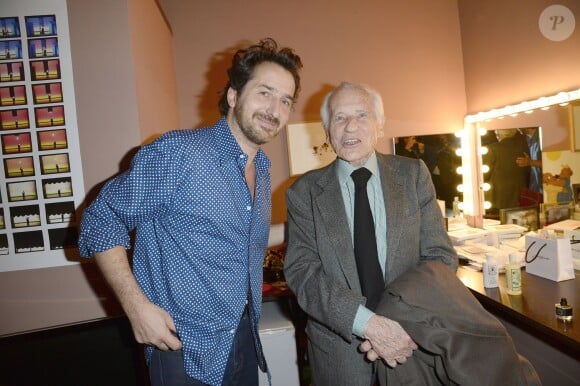 Edouard Baer avec Jean d'Ormesson lors de la générale de la pièce "La porte à côté" au Théâtre Édouard VII à Paris, le 10 février 2014