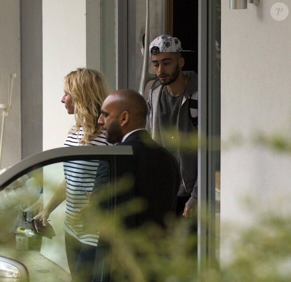 Exclusif - Zayn Malik à la sortie de son domicile à Londres le 25 mars 2015