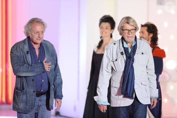 Didier Barbelivien et Michel Leroyer présentent la comédie musicale Marie-Antoinette sur le plateau de Vivement Dimanche du 19 avril 2015.
