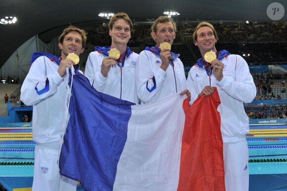 France's Men's 4X100m Freestyle Relay, Clément Lefert, Yannick Agnel, Amaury Leveaux, Fabien Gilot le 29 juillet 2012 aux JO de Londres, champions olympiques du relais 4x100 nage libre