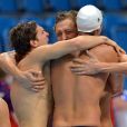 Amaury Leveaux dans les bras de Clément Lefert et Fabien Gilot lors de la médaille d'or du relais français sur 4x100 m nage libre aux Jeux olympiques de Londres le 29 juillet 2012
