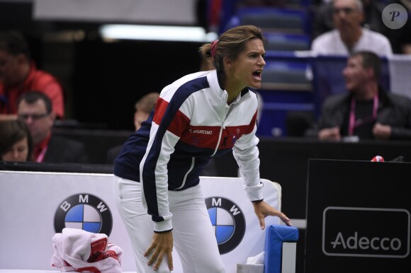 Amélie Mauresmo, enceinte, le 19 avril 2015 lors de la défaite de l'équipe de France en Fed Cup contre la République tchèque.