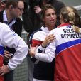 Amélie Mauresmo, enceinte, le 19 avril 2015 lors de la défaite de l'équipe de France en Fed Cup contre la République tchèque.