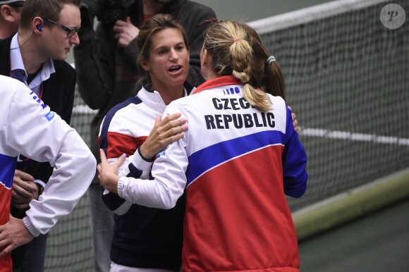 Amélie Mauresmo, enceinte, le 19 avril 2015 lors de la défaite de l'équipe de France en Fed Cup contre la République tchèque.