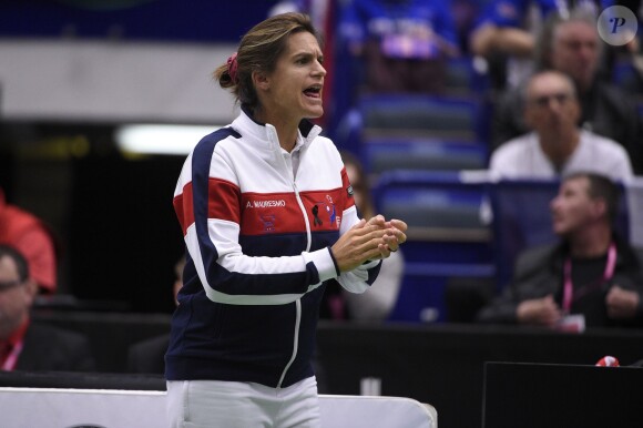 Amélie Mauresmo, enceinte, le 19 avril 2015 lors de la défaite de l'équipe de France en Fed Cup contre la République tchèque.