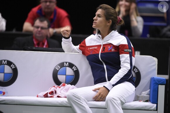 Amélie Mauresmo, enceinte, le 19 avril 2015 lors de la défaite de l'équipe de France en Fed Cup contre la République tchèque.