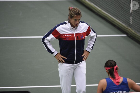 Amélie Mauresmo, enceinte, le 19 avril 2015 lors de la défaite de l'équipe de France en Fed Cup contre la République tchèque.