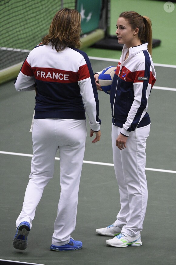 Amélie Mauresmo, enceinte, le 19 avril 2015 lors de la défaite de l'équipe de France en Fed Cup contre la République tchèque.