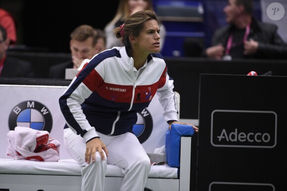 Amélie Mauresmo, enceinte, le 19 avril 2015 lors de la défaite de l'équipe de France en Fed Cup contre la République tchèque.