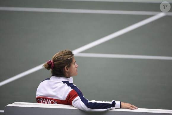 Amélie Mauresmo, enceinte, le 19 avril 2015 lors de la défaite de l'équipe de France en Fed Cup contre la République tchèque.