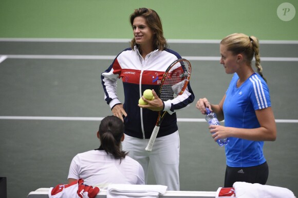 Amélie Mauresmo, enceinte, le 18 avril 2015 lors de la demi-finale de Fed Cup de la France contre la République tchèque.