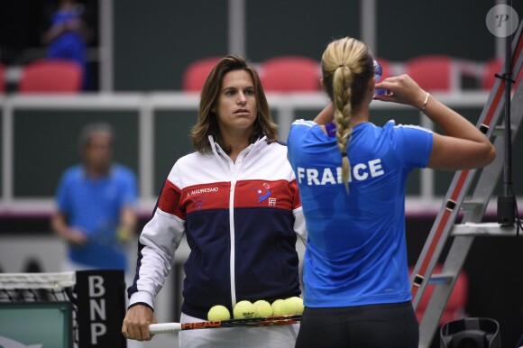 Amélie Mauresmo, enceinte, le 18 avril 2015 lors de la demi-finale de Fed Cup de la France contre la République tchèque.