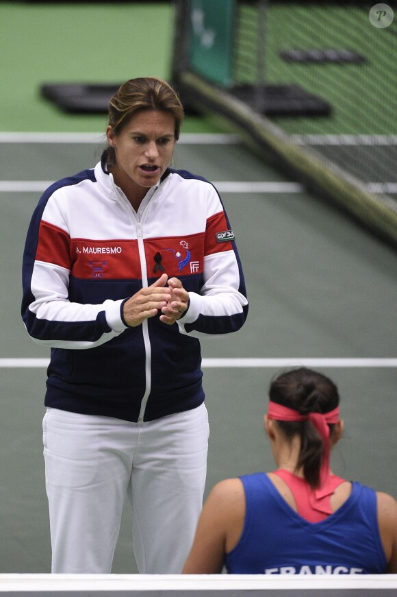 Amélie Mauresmo, enceinte, le 18 avril 2015 lors de la demi-finale de Fed Cup de la France contre la République tchèque.