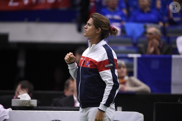 Amélie Mauresmo, enceinte, le 18 avril 2015 lors de la demi-finale de Fed Cup de la France contre la République tchèque.